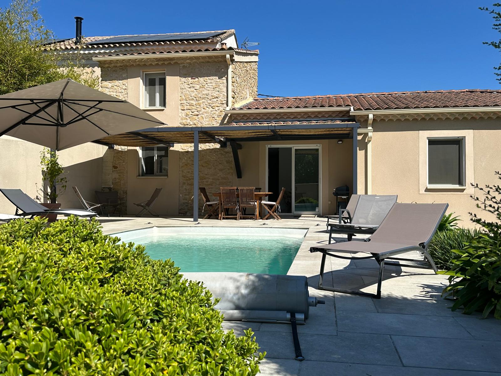 Maison en pierre avec piscine et terrasse — bien Airbnb à Monteux géré par H.E. Conciergerie Vaucluse
