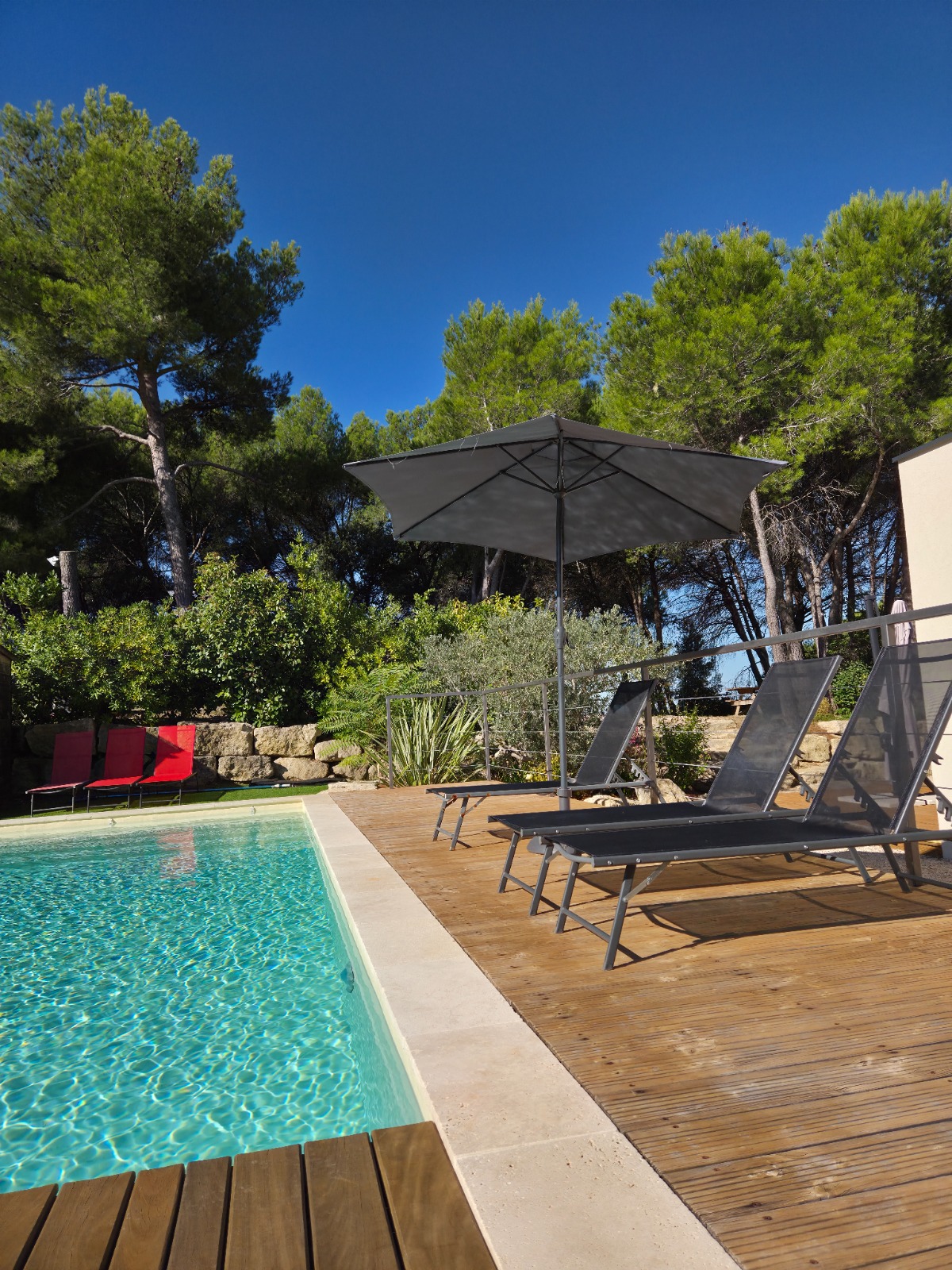 Piscine avec terrasse en bois et pins parasols — villa de charme au Barroux dans le Vaucluse