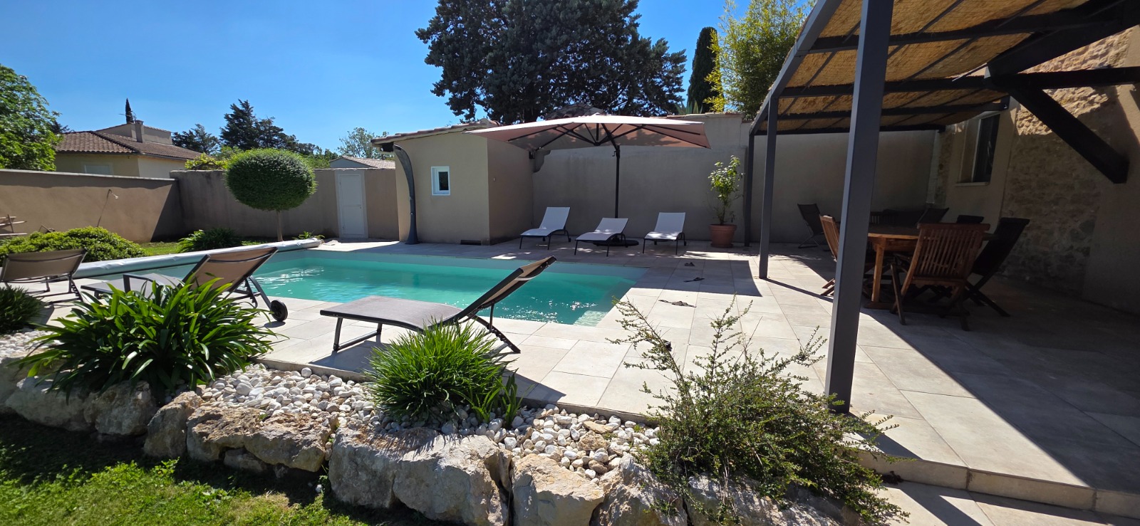 Piscine avec terrasse aménagée et parasol — villa Airbnb à Monteux gérée par H.E. Conciergerie Vaucluse