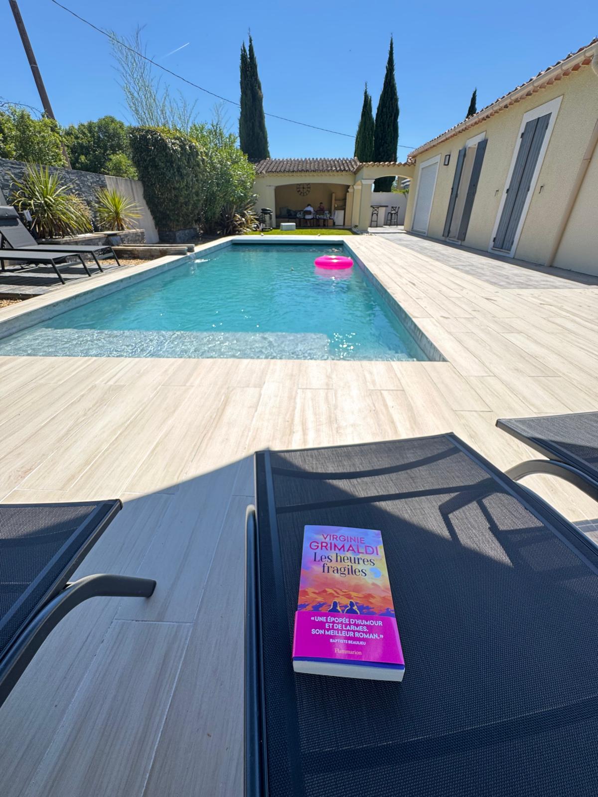 Piscine provençale avec transats et cyprès — location saisonnière à Pernes-les-Fontaines