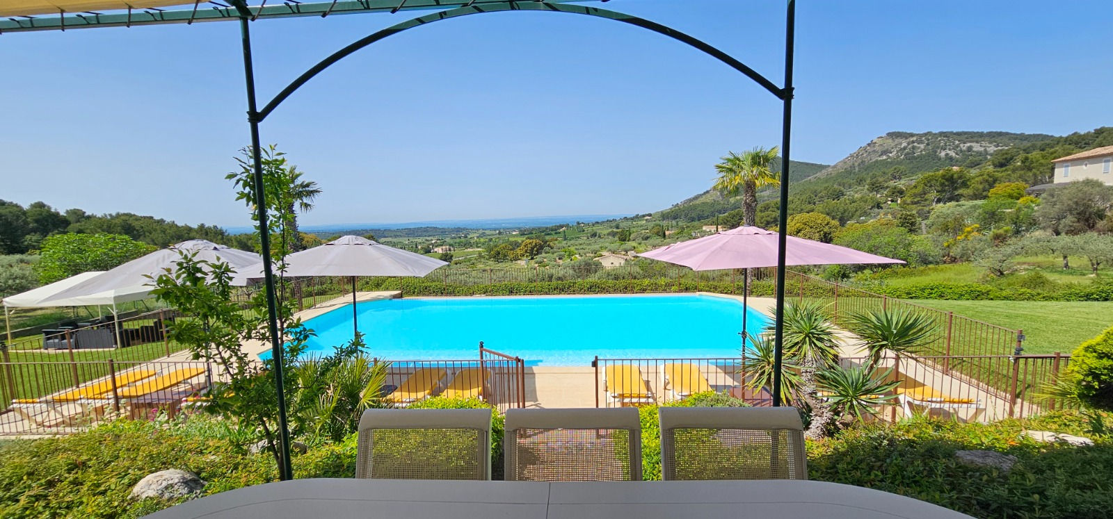 Terrasse avec piscine et vue panoramique sur les collines du Vaucluse — bien Airbnb près du Mont Ventoux