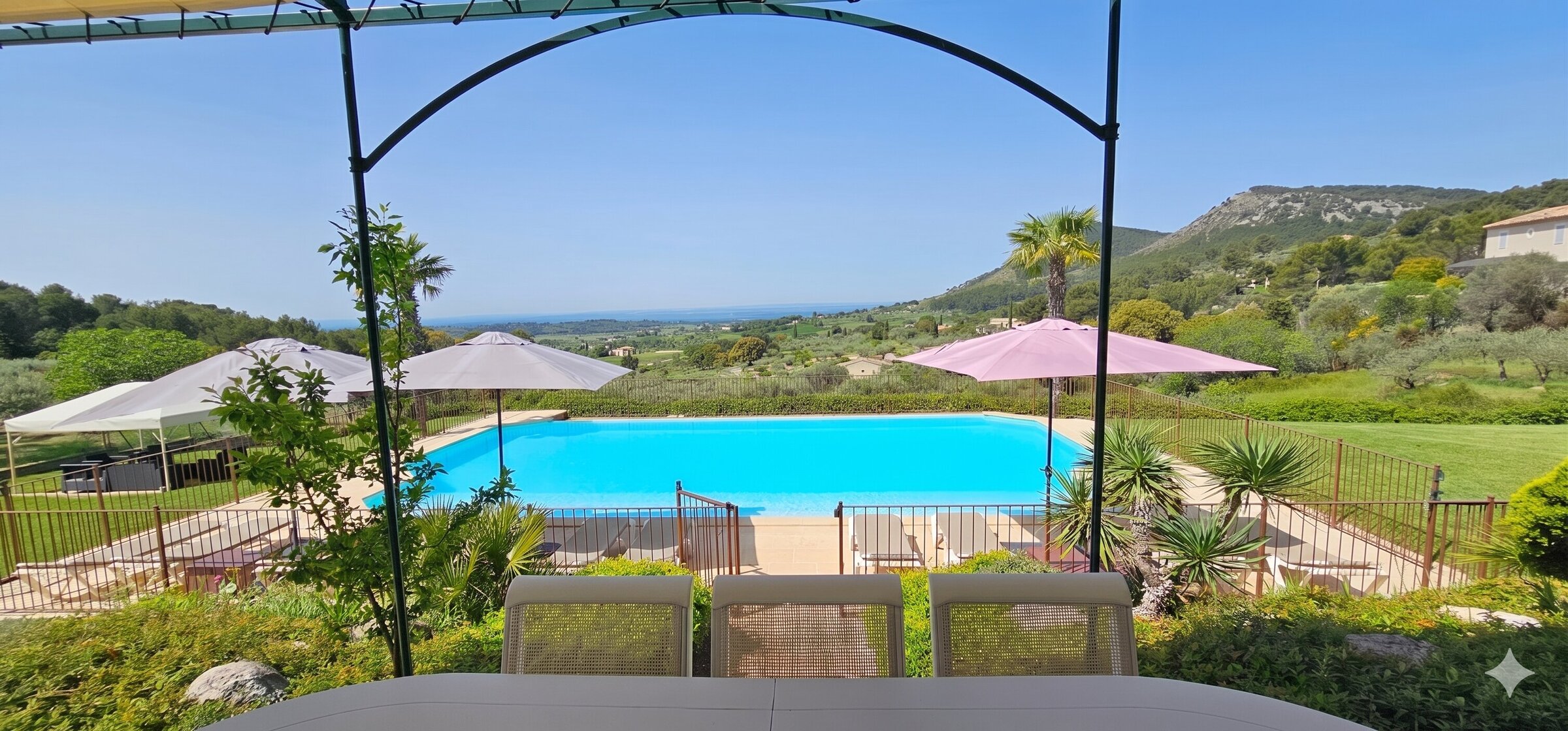 Vue panoramique sur la vallée du Vaucluse depuis une villa avec piscine et pergola — H.E. Conciergerie Vaucluse, gestion de bien Airbnb haut de gamme à Monteux